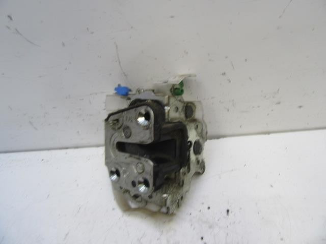 Fechadura porta frontal esquerda | Nissan Cabstar