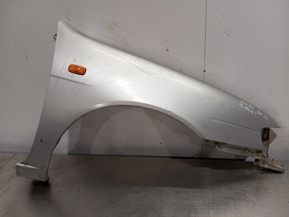 Guarda-lamas frontal direito | Nissan Almera (N16/E)