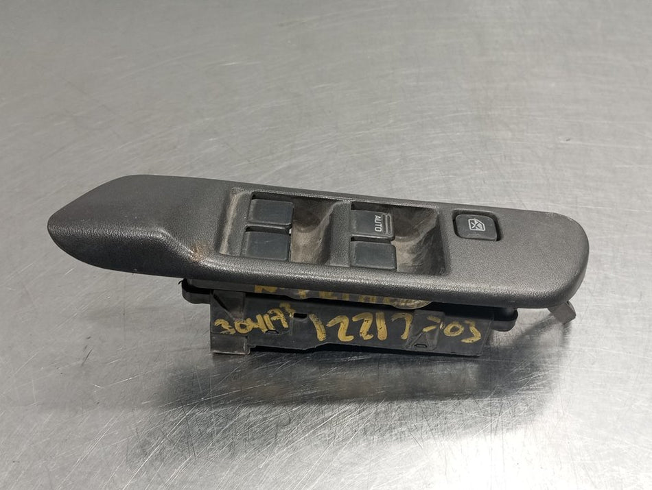 Interruptor do vidro frontal esquerdo | Nissan Primera Berlina (P11)