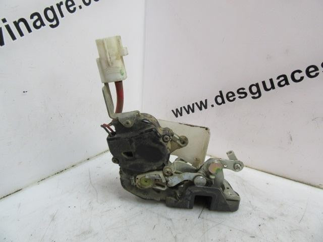 Fechadura porta traseira direita | Toyota Carina