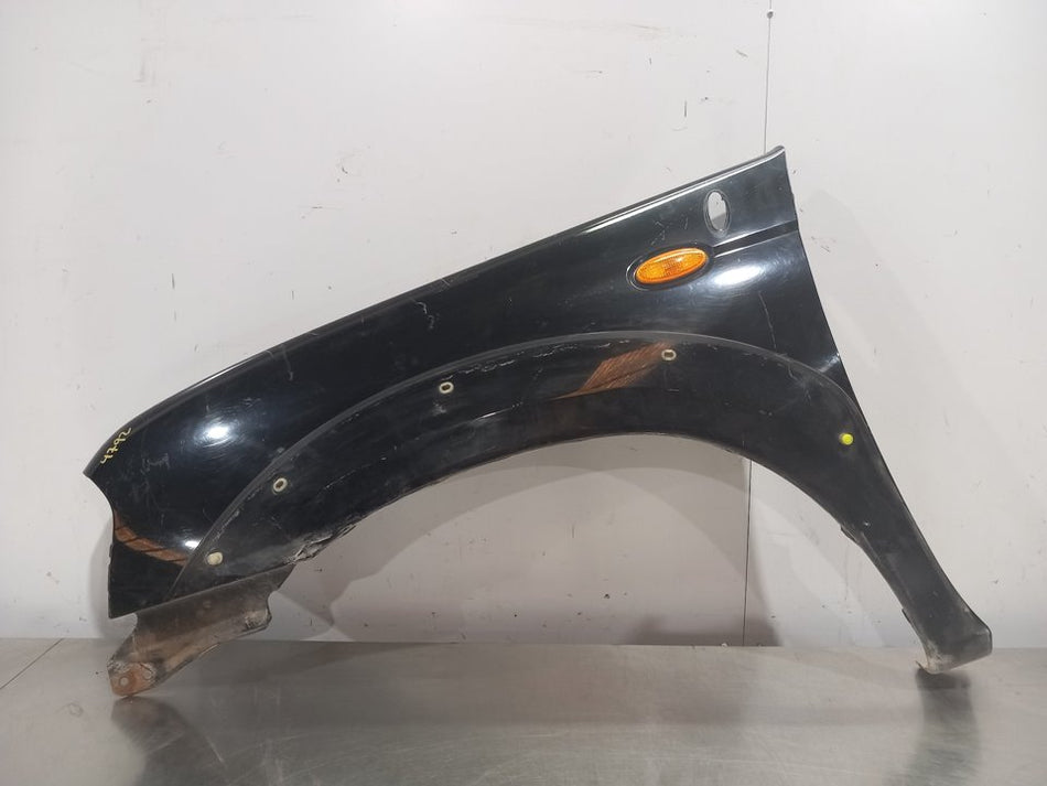 Guarda-lamas frontal esquerdo | Nissan Navara Pick-Up (D40M)