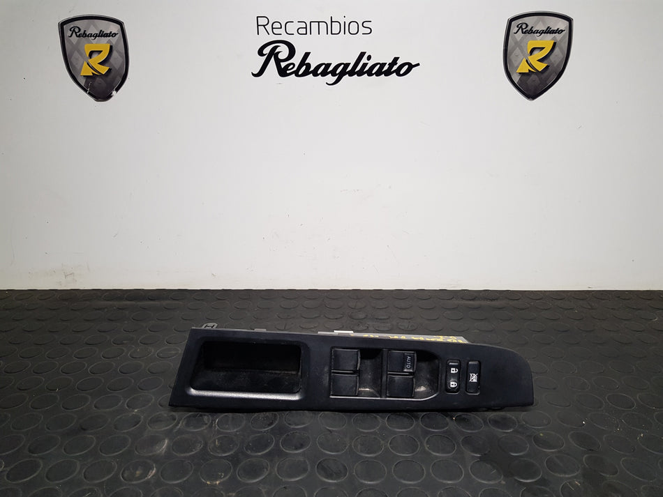 Interruptor do vidro frontal esquerdo | Toyota Yaris (P13)