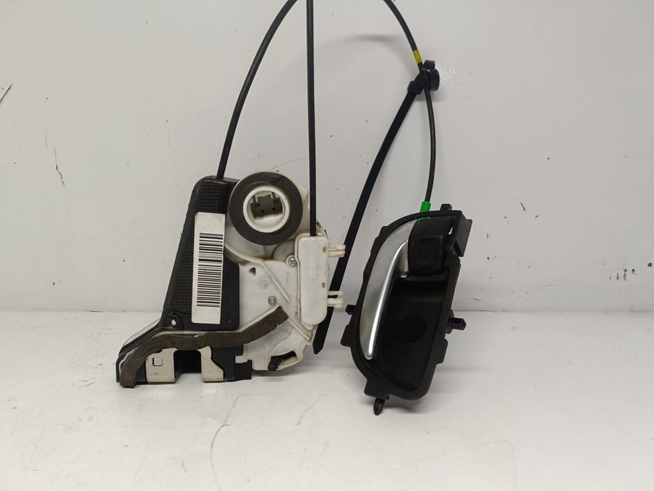 Fechadura porta traseira esquerda | Toyota Yaris (P13)