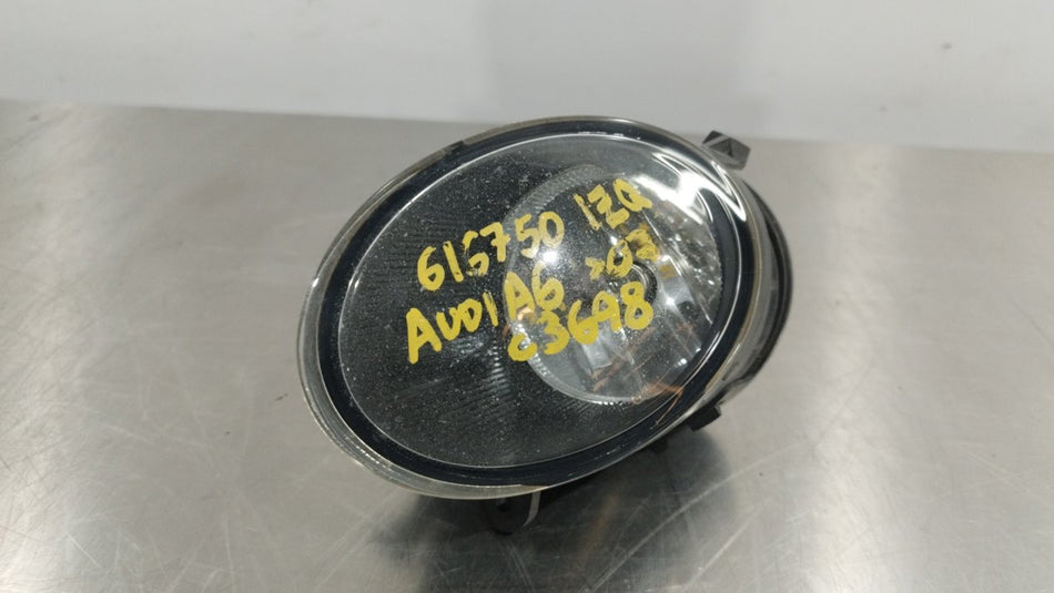 Farol de nevoeiro esquerdo | Audi A6 Avant (4F5)