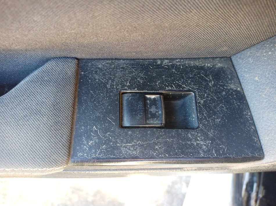 Interruptor do vidro traseiro esquerdo | Toyota Auris (E18)