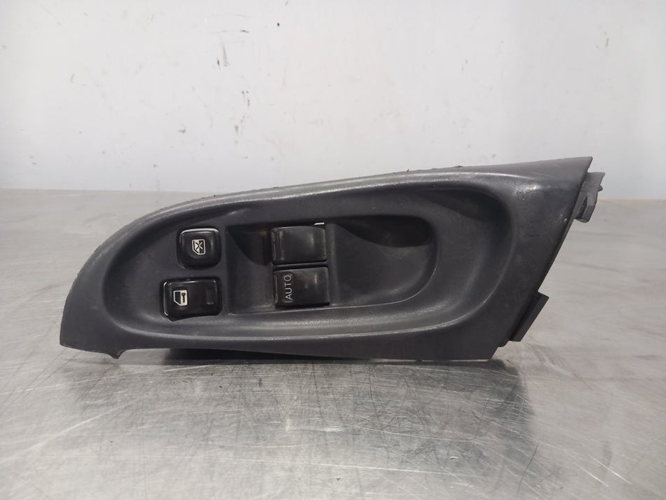 Interruptor do vidro frontal esquerdo | Nissan Almera (N16/E)