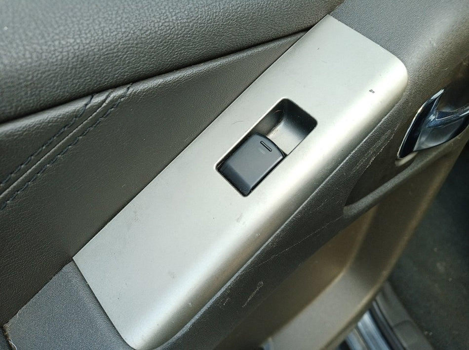 Interruptor do vidro traseiro esquerdo | Nissan Pathfinder (R51)
