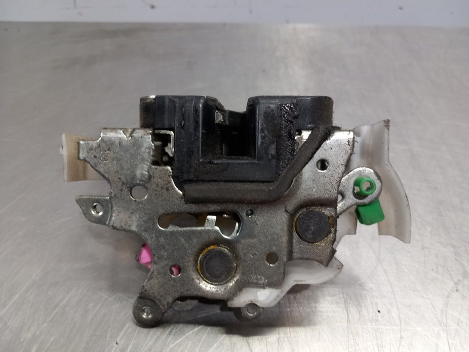 Fechadura porta frontal esquerda | Nissan Cabstar