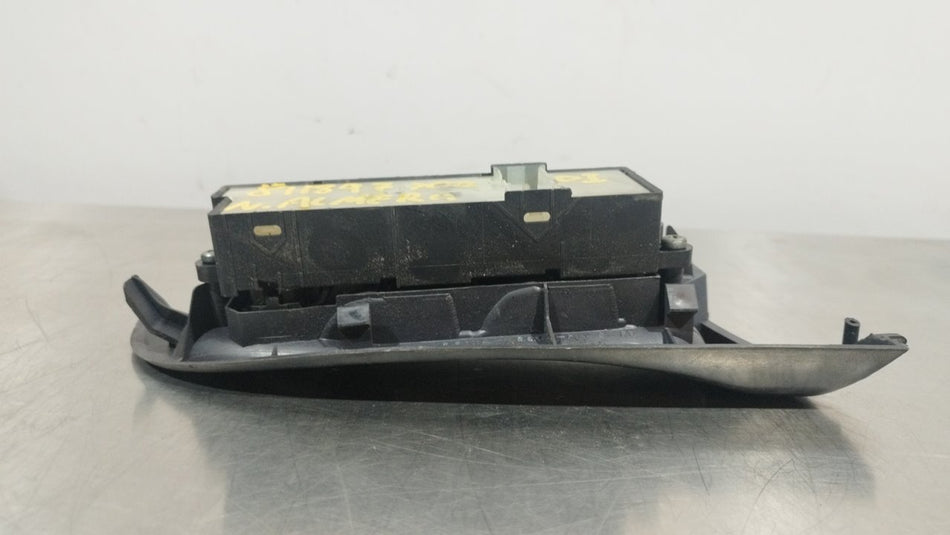 Interruptor do vidro frontal esquerdo | Nissan Almera (N16/E)
