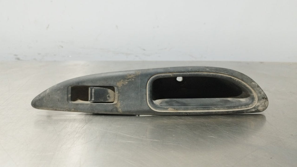 Interruptor do vidro traseiro esquerdo | Nissan Primera Berlina (P12)