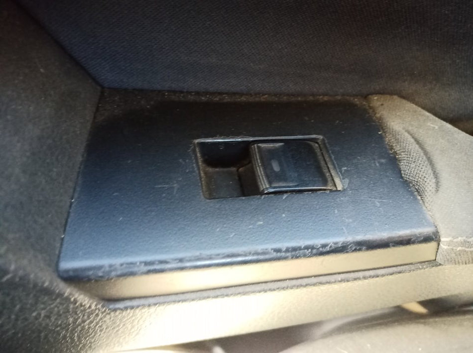 Interruptor do vidro traseiro direito | Toyota Auris (E18)