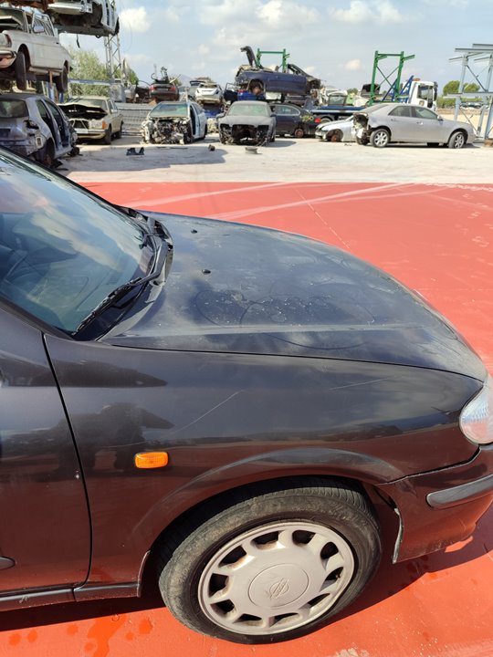 Guarda-lamas frontal direito | Nissan Almera (N16/E)