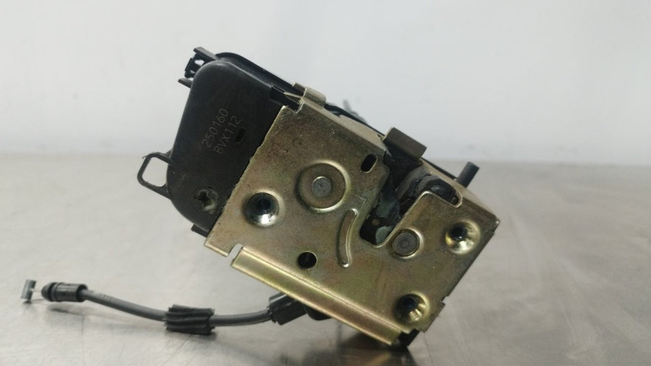 Fechadura porta traseira esquerda | Nissan Primera Berlina (P12)