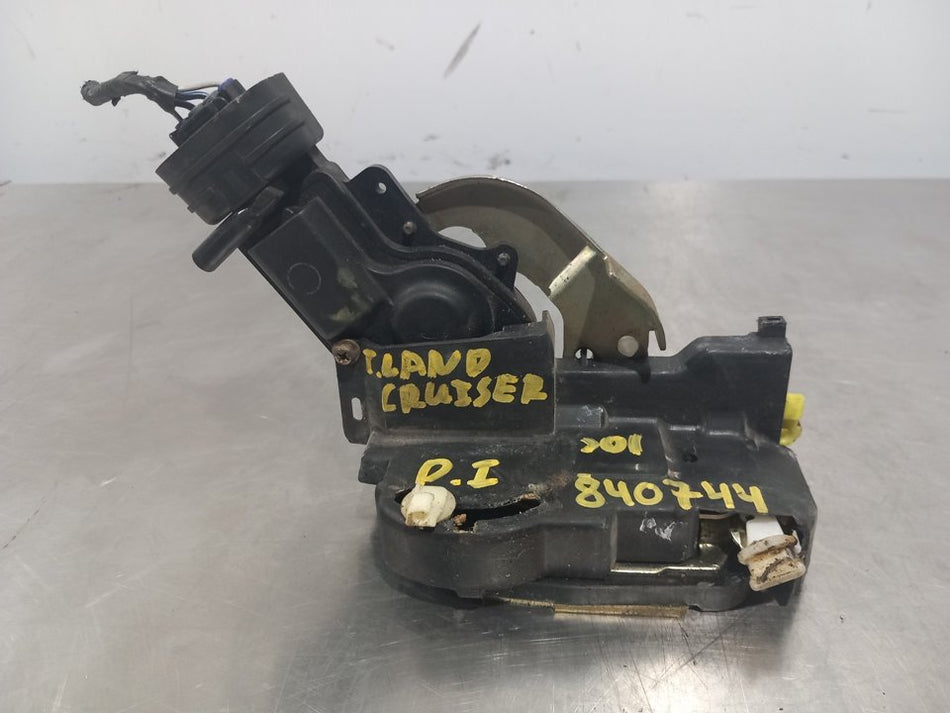 Fechadura porta frontal esquerda | Toyota Land Cruiser (J10)