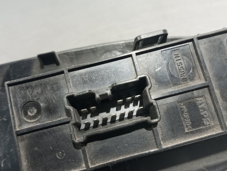 Interruptor do vidro frontal direito | Nissan Juke (F15E)