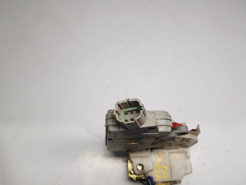 Fechadura porta frontal esquerda | Nissan Primera Berlina (P11)